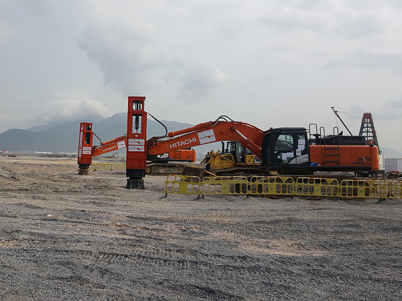 84千焦高速液壓夯實機搭配HITACHI挖掘機在香港國際機場施工